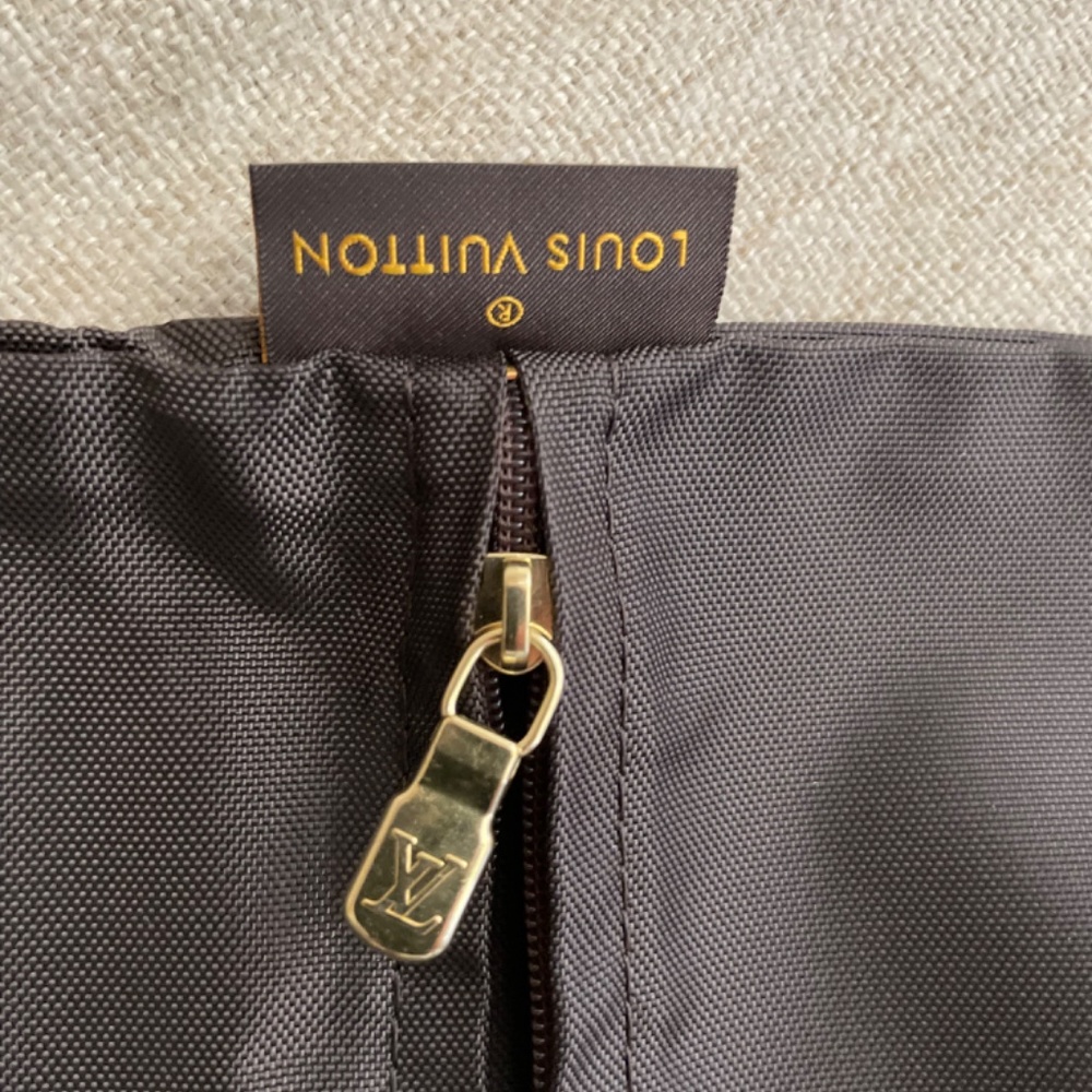 Unsued Louis Vuitton garment bag cover